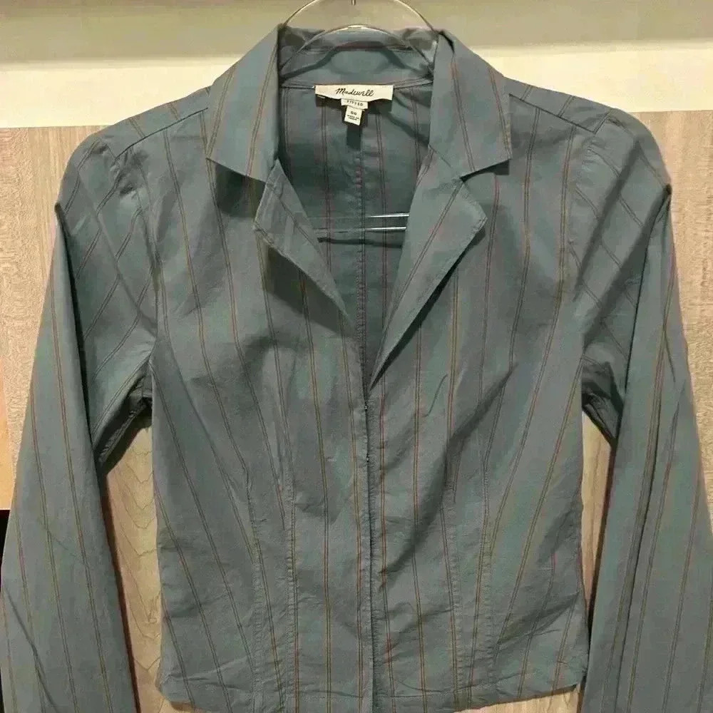 Madewell Women’s Poplin Hook- Front Shirt. Size 00. Preowned. Blue Stripes.